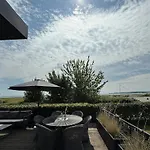 Beachfront With Sea View For 6 Guests 度假居
